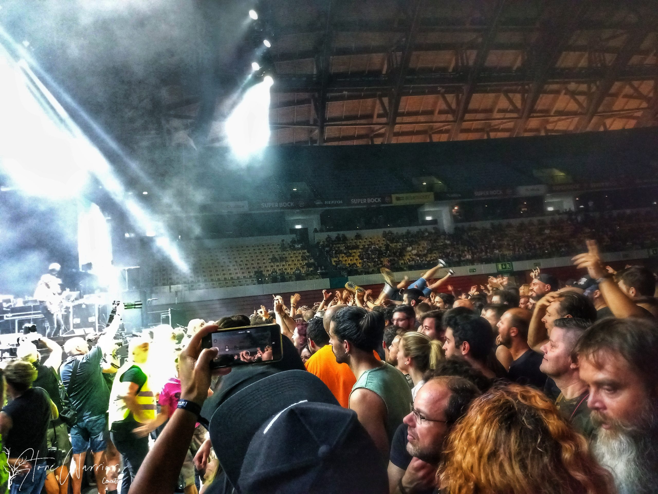 Público haciendo Crowd-surfing en el Evil Live de Portugal