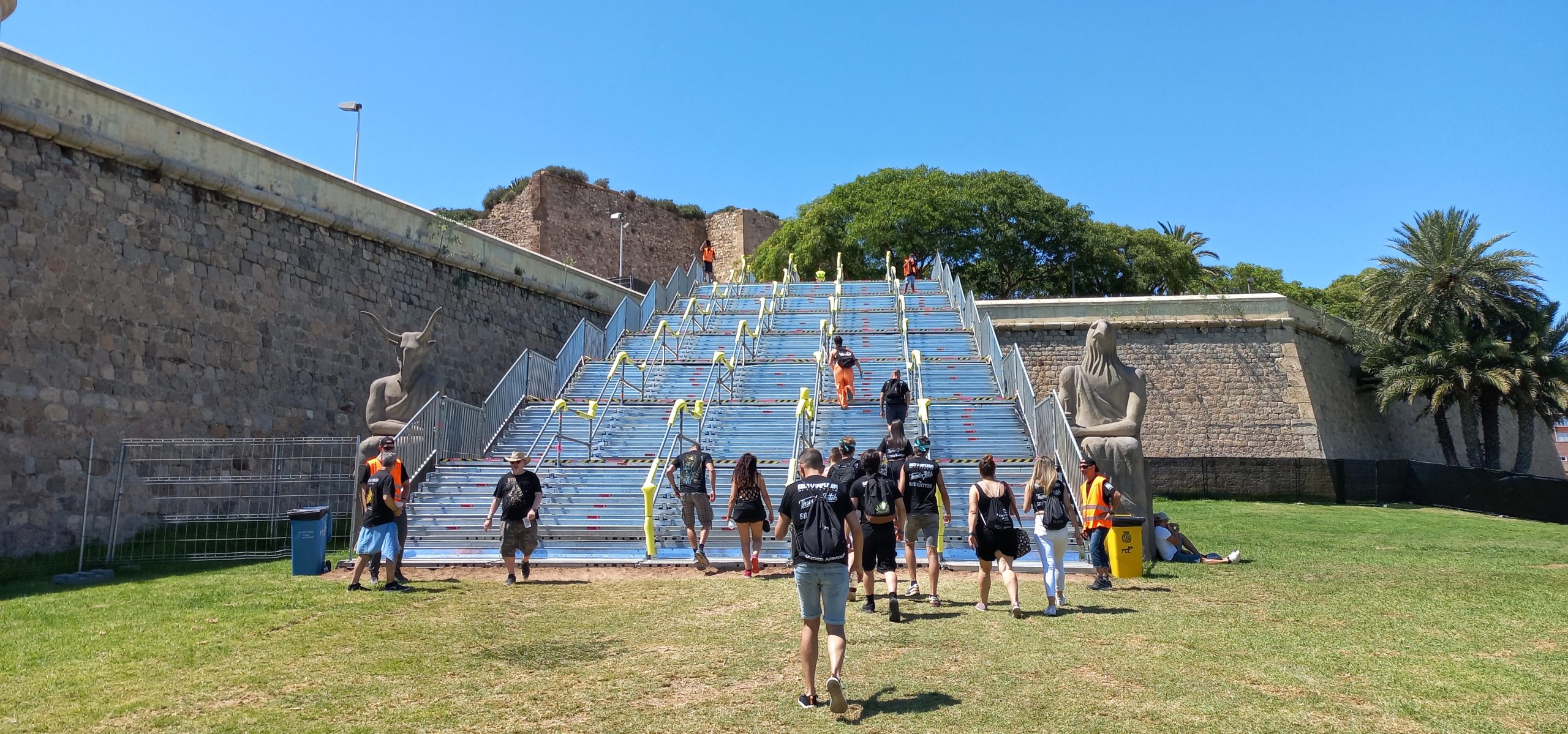 Escalera que da acceso al tercer escenario en Rock Imperium