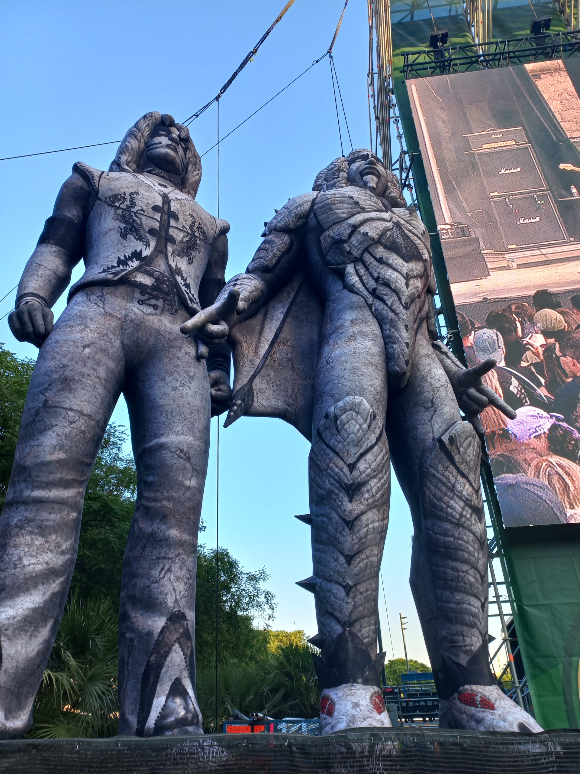 Estatuas gigantes de los integrantes de Kiss en el Rock Imperium 2023