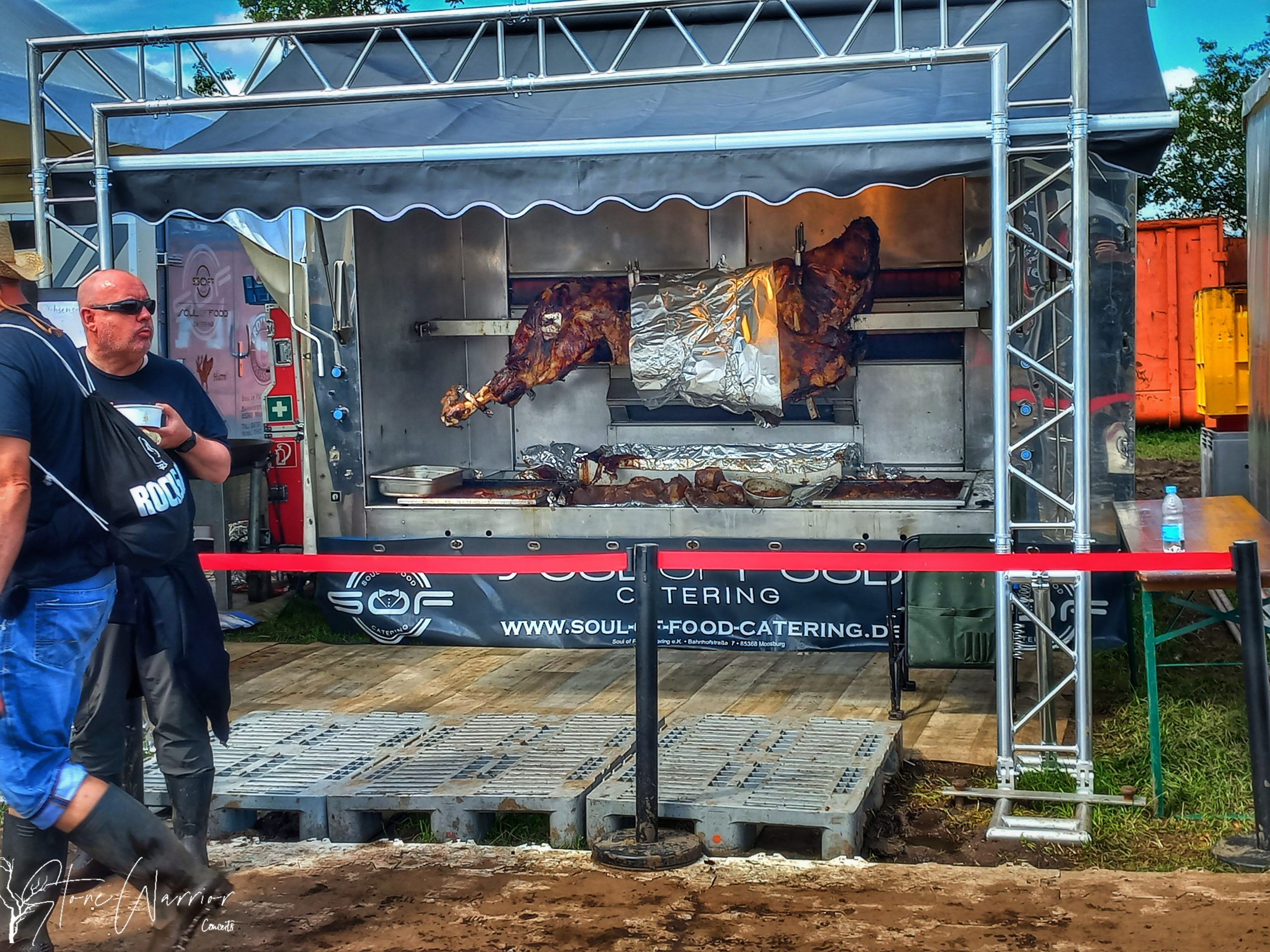 Puesto de carne al fuego en Wacken