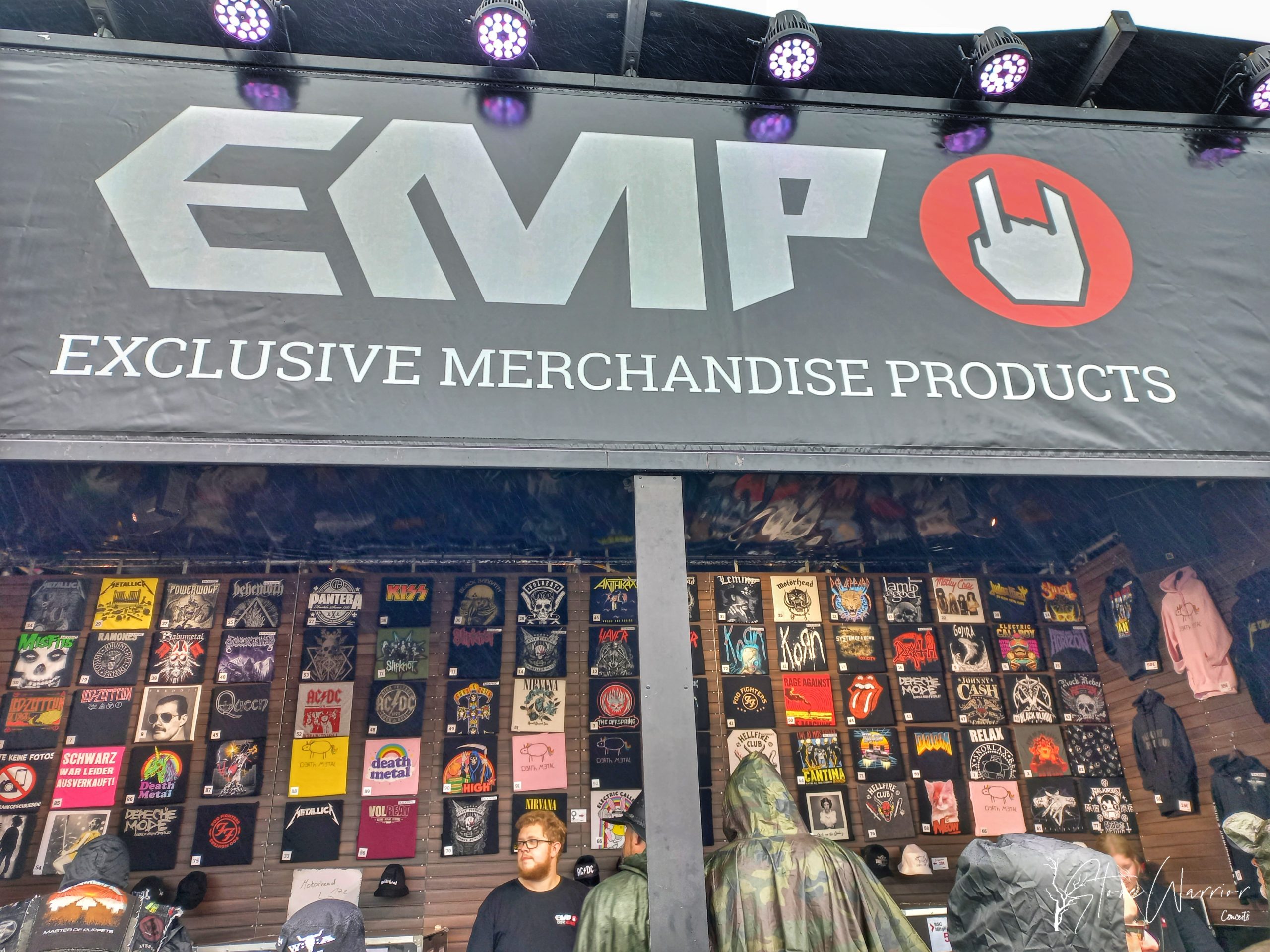 Puesto de merchandising de EMP en Wacken