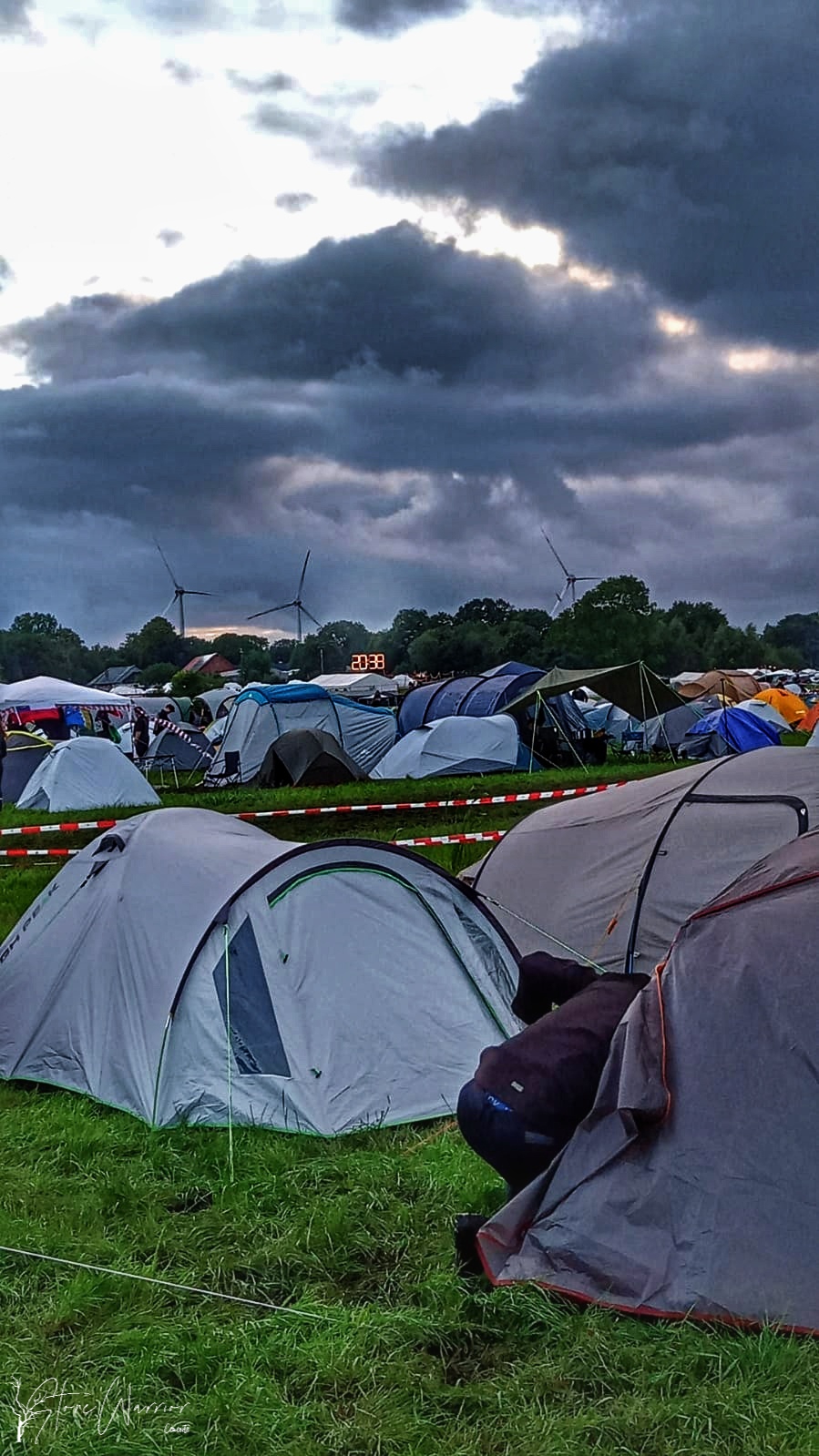 Camping Wacken con reloj digital