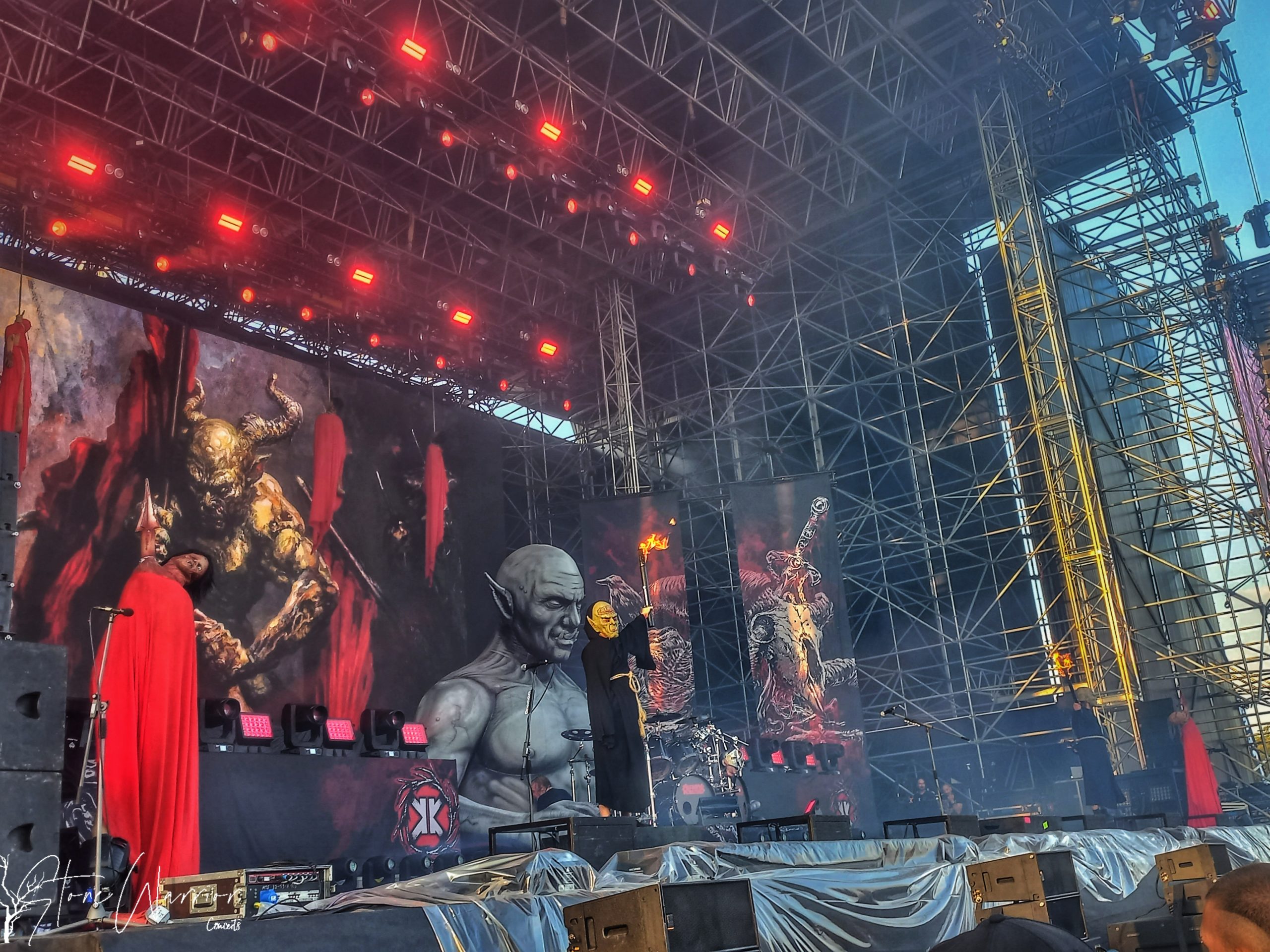 Escenario y antorchas de fuego en Kreator