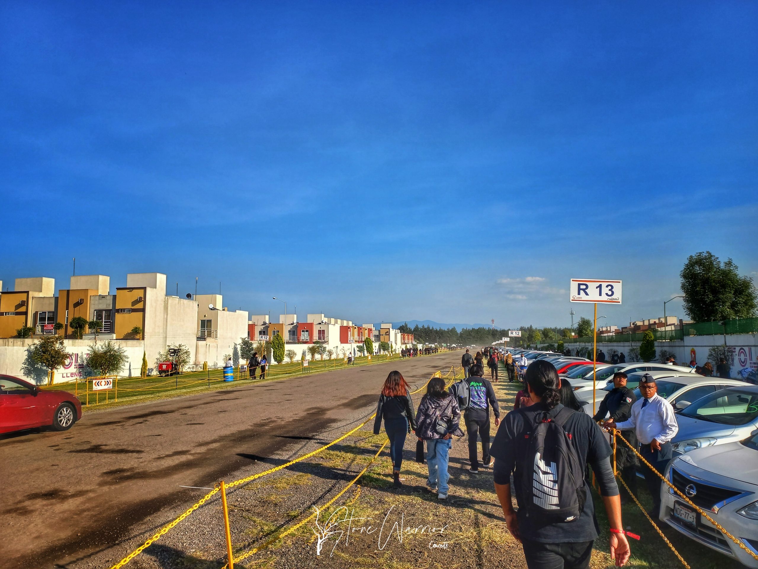 Zona aparcamiento a los laterales del camino