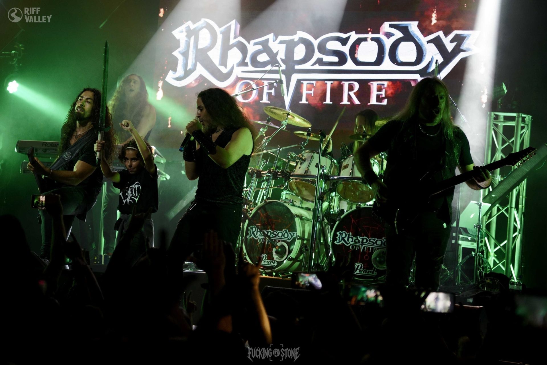 Momento épico con Adrián como protagonista sobre el escenario Rhapsody of Fire 2024 Barcelona